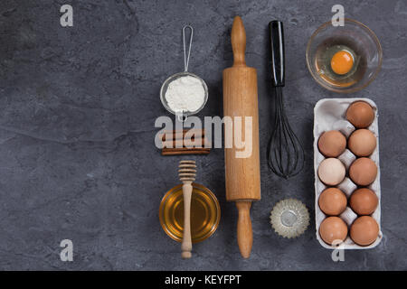 Backen Utensilien und Zutaten auf Stein Schiefer Tisch. Stockfoto