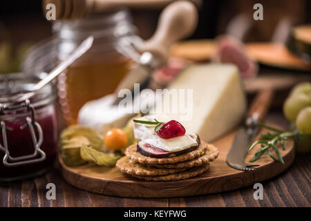 Käse, Cracker mit Camembert, Moosbeere, Feigen- und Kraut. festliche und chrstmas Essen. Stockfoto