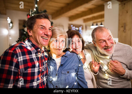 Seniorenfreunde zu Weihnachten, die Spaß haben. Stockfoto