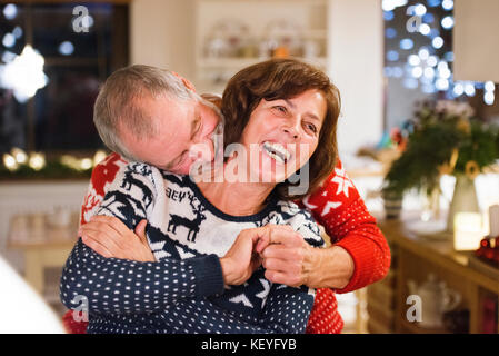 Schönes älteres Ehepaar im Wollenen Pullovern mit nordinc Muster zur Weihnachtszeit. Stockfoto