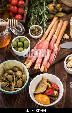 Spanische tapa Auswahl auf Holztisch. Stockfoto