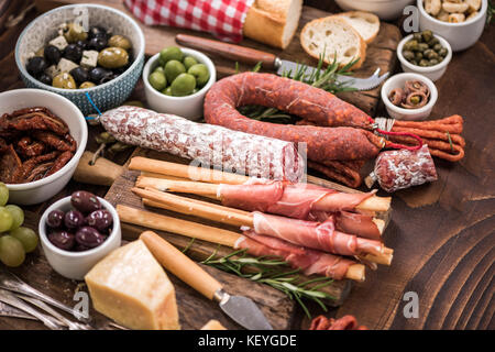 Spanische Tapas Bar essen Grenze Hintergrund auf Holz- rustikalen Tisch Stockfoto