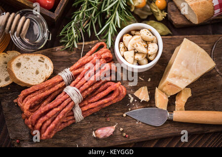 Polnische kabanos getrocknete Wurst, auf Holzbrett serviert. Stockfoto