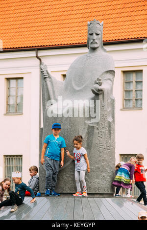 Vilnius, Litauen. Kinder, Die In Der Nähe Des Denkmals Zum König Mindaugas Nahe Dem Nationalmuseum Von Litauen Spazieren. Stockfoto