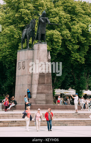 Vilnius, Litauen. Menschen, Die In Der Nähe Des Denkmals Von Gediminas Spazieren, Ist Großherzog Von Litauen. Stockfoto