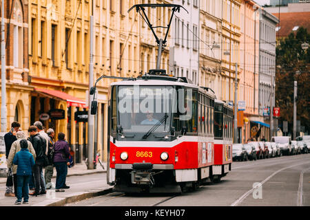 Prag, Tschechische Republik - 23. September 2017: Öffentliche Alte Straßenbahn Der Route 15 Mit Fahrer Fährt Auf Der Holeckova Straße Stockfoto
