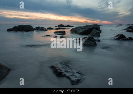 Malerische Seescape mit Sonnenuntergang über den Lofoten Inseln in Norwegen. Lange Belichtung. Stockfoto
