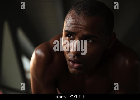 Nahaufnahme, Porträt einer jungen Müde, verschwitzt afrikanische Sportler weg schauen im Innenbereich Stockfoto