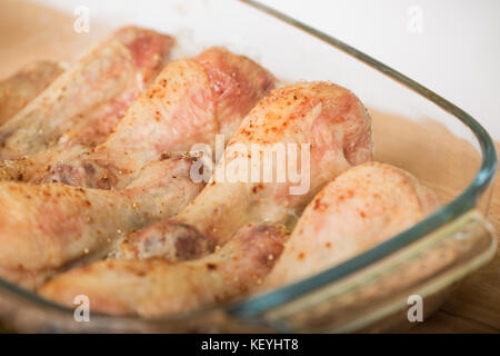 Hähnchenschenkel mit Pfeffer und Gewürze im Ofen gebacken Stockfoto