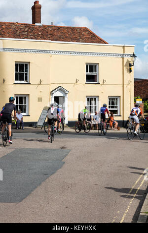 Das Swan Hotel, Watling Street, Thaxted, mit Besuchern außerhalb Trinken an Tabellen und Morris Dancers sammeln Getränke, Essex, Großbritannien Stockfoto