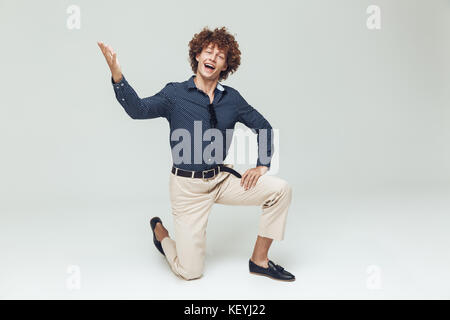 Foto der glückliche junge Mann verkleidet in Retro Shirt isoliert posieren. Suchen Kamera. Stockfoto