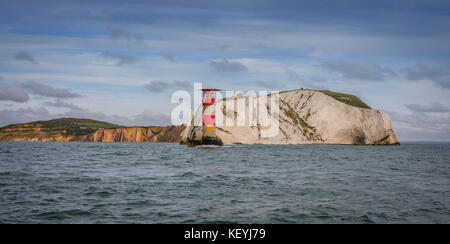 Die Nadeln Leuchtturm auf der Isle of Wight, Großbritannien gesehen nähert man sich mit dem Boot. Stockfoto