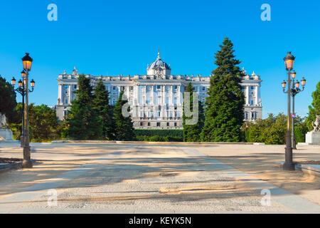 Royal Palace in Madrid, Spanien, gesehen von der Sabatini Gärten. Stockfoto