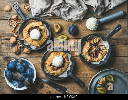 Pflaume und Nussbaum crostata Pie mit Eisportionierer Stockfoto