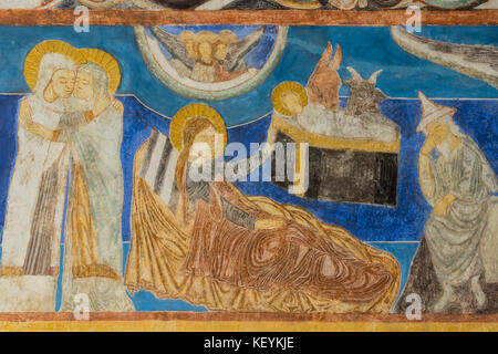 Maria besucht Elisabeth. Die Geburt im Stall, Weihnachtsfresko in einer mittelalterlichen Kirche. Bjaresjo, Schweden, 4. September 2014 Stockfoto