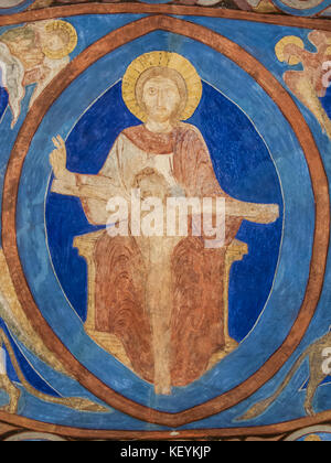 Gott, der Christus am Kreuz hält, ein romanisches Wandgemälde in der Kirche Bjaresjo, Schweden, 6. November 2009 Stockfoto