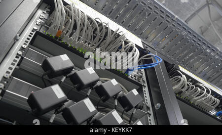 Speicherserver befinden sich im Serverraum des Rechenzentrums. Rückseite des im Serverraum installierten Servers. Viele Kabel sind an einen leistungsstarken Computer angeschlossen Stockfoto