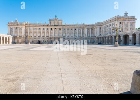 Royal Palace in Madrid, Spanien, gesehen vom Hof Stockfoto