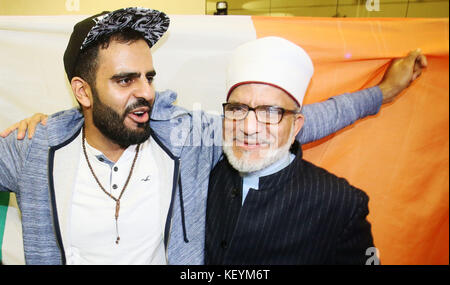 Scheich Hussein Halawa mit seinem Sohn Iren Ibrahim Halawa (links), als er nach vier Jahren Rückstand aus einem ägyptischen Gefängnis am Flughafen Dublin ankam. Stockfoto