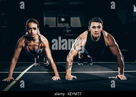 Fit Paar tun Push-ups Stockfoto