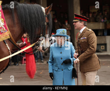 Königin Elizabeth II. Trifft in Begleitung von Oberstleutnant James Gaselee, Kommandant des Household Cavalry Mounted Regiment, auf Drum Horse Perseus, den sie heute nannte, als sie das Household Cavalry Mounted Regiment in den Hyde Barracks in London besucht. Stockfoto