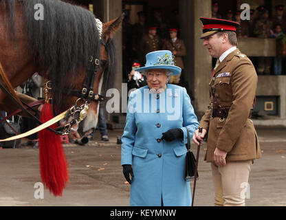 Königin Elizabeth II. Trifft in Begleitung von Oberstleutnant James Gaselee, Kommandant des Household Cavalry Mounted Regiment, auf Drum Horse Perseus, den sie heute nannte, als sie das Household Cavalry Mounted Regiment in den Hyde Barracks in London besucht. Stockfoto