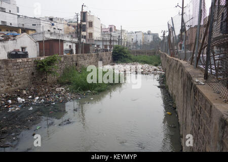 Hyderabad, Indien - Oktober 22,2017 Abwasserkanal von schwebenden Abfälle verstopft in Hyderabad, Indien Stockfoto