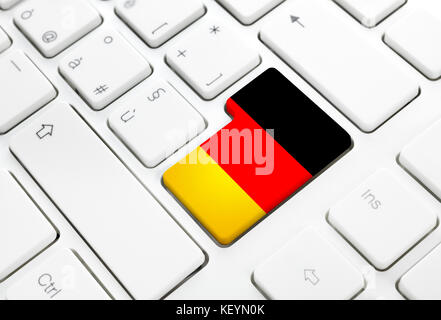 Deutsche Sprache oder Deutschland web Konzept. Nationalflagge eingeben Schaltfläche oder Taste auf weiße Tastatur Stockfoto