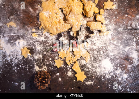 Gingerbread Cookies zur Weihnachtszeit. backen Konzept Hintergrund. hoher Blickwinkel betrachten. Stockfoto