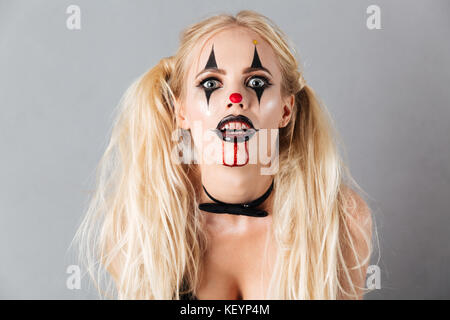 Close up Portrait von mystischen blonde Frau im Halloween Make up in die Kamera schaut Stockfoto