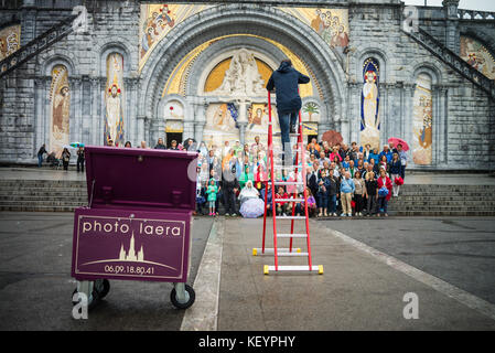 Fotografen, die Bilder von Gruppe Foto von Touristen vor der Kathedrale in Lourdes, Frankreich, Europa. Stockfoto