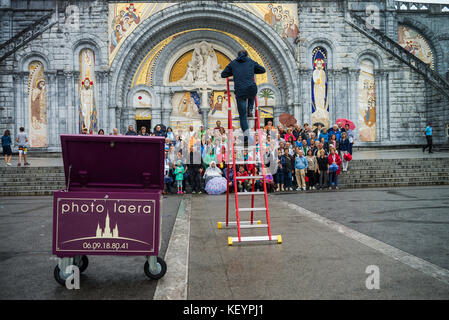 Fotografen, die Bilder von Gruppe Foto von Touristen vor der Kathedrale in Lourdes, Frankreich, Europa. Stockfoto