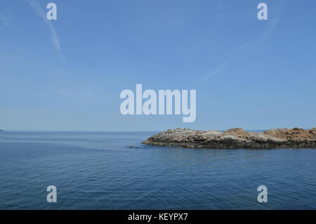 Eine felsige Insel sitzt direkt an der Küste von Maine Küste im Atlantischen Ozean. Stockfoto