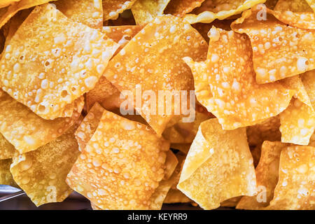 Frittierte Wan-tan Gebäck mit Thai Sweet Chili Sauce. Stockfoto