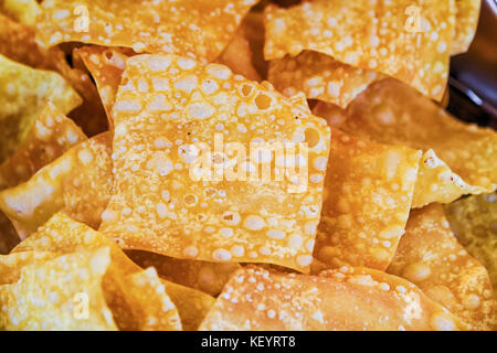 Frittierte Wan-tan Gebäck mit Thai Sweet Chili Sauce. Stockfoto