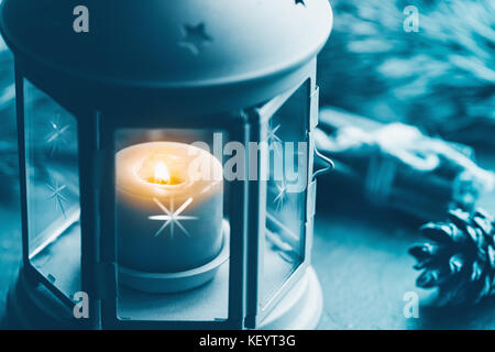 Nahaufnahme einer Blue vintage Laterne mit Kerze unter Weihnachten Dekoration. Konzept des neuen Jahres und im Winter. Stockfoto