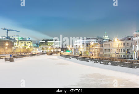 Gefroren und mit Schnee bedeckt, der Moskwa. Blick auf den Bahndamm im Zentrum von Moskau bei Nacht Stockfoto