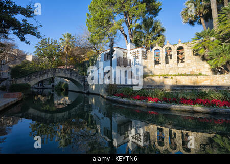 Januar 8, 2016 San Antonio: Arneson River Theater Spiegelung in Wasser am Riverwalk Stockfoto