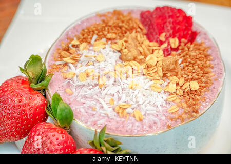 Entgiftung Superfoods Frühstückschale. Veganer Kokosmilch Chia Bohne Stawsaaten Pudding. Stockfoto