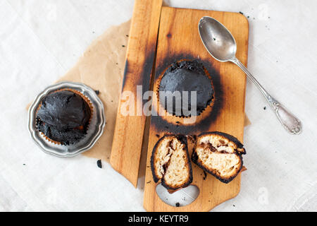 Verbrannt Muffins - kleine Kuchen, Backen, Katastrophe in der Küche brannte auf Holzkohle Stockfoto