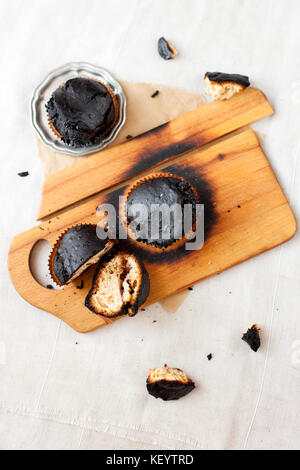 Verbrannt Muffins - kleine Kuchen, Backen, Katastrophe in der Küche brannte auf Holzkohle Stockfoto