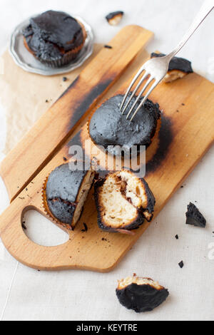 Verbrannt Muffins - kleine Kuchen, Backen, Katastrophe in der Küche brannte auf Holzkohle Stockfoto