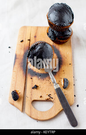 Verbrannt Muffins - kleine Kuchen, Backen, Katastrophe in der Küche brannte auf Holzkohle Stockfoto