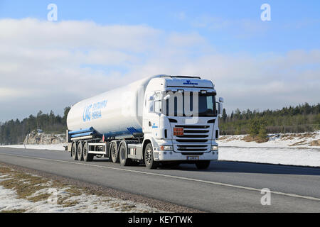 PAIMIO, FINNLAND - 12. MÄRZ 2016: Scania-Sattelschlepper transportiert LNG im Winter auf der Autobahn. Stockfoto