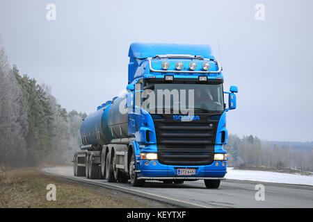 Salo, Finnland - 13. Februar 2016: blauer Scania R 500 Tank-LKW auf der Straße im Winter. im Jahr 2015, Scania ist finnische Marktführer bei schweren Lkw. Stockfoto