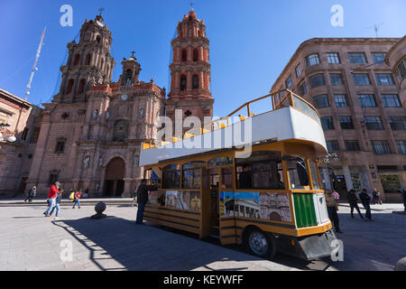 Januar 18, 2016 San Luis Potosi, Mexiko: Double Deck touristische tour bus im historischen Zentrum der Kolonialstadt Stockfoto