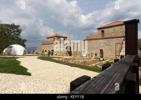 Belchin, Bulgarien - 3. September 2016: Touristen Spaziergänge rund um teilweise rekonstruierten römischen Festung cari mali grad, in der Nähe der Stadt belchin, 3. September, 2. Stockfoto