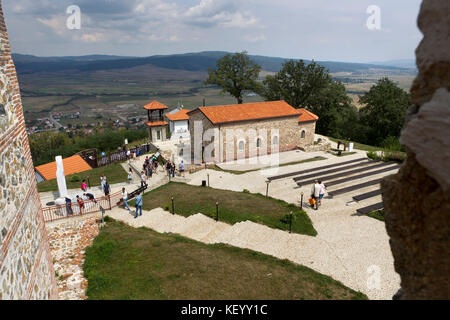 Belchin, Bulgarien - 3. September 2016: Touristen Spaziergänge rund um teilweise rekonstruierten römischen Festung cari mali grad, in der Nähe der Stadt belchin, 3. September, 2. Stockfoto