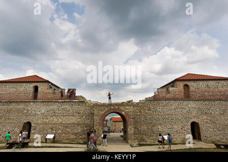 Belchin, Bulgarien - 3. September 2016: Touristen Spaziergänge rund um teilweise rekonstruierten römischen Festung cari mali grad, in der Nähe der Stadt belchin, 3. September, 2. Stockfoto