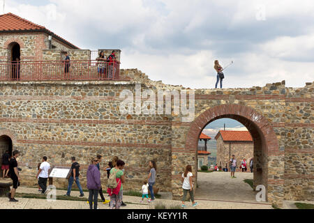 Belchin, Bulgarien - 3. September 2016: Touristen Spaziergänge rund um teilweise rekonstruierten römischen Festung cari mali grad, in der Nähe der Stadt belchin, 3. September, 2. Stockfoto